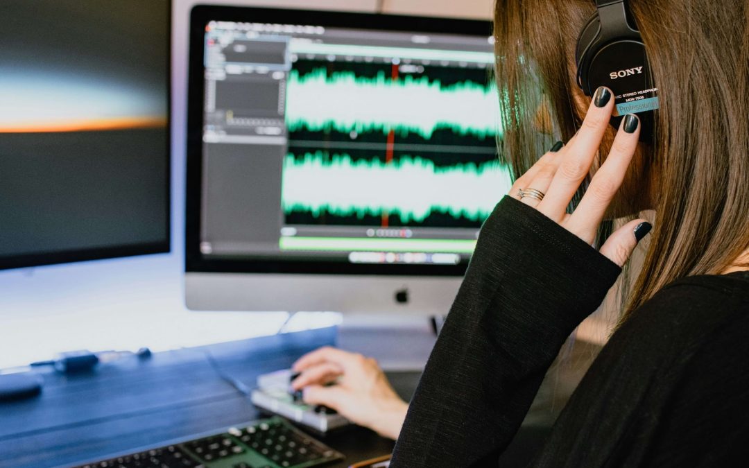 30+ Best Podcasts for Creators, Marketers, and Social Media Managers in 2025